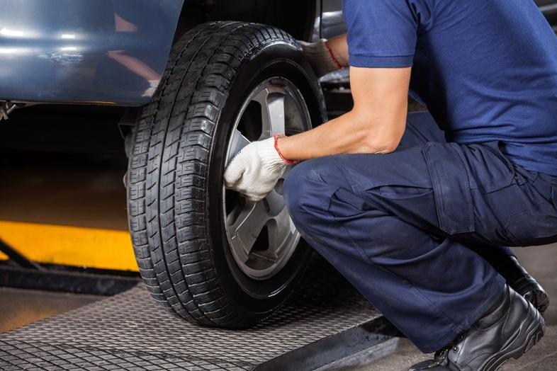 Mechanic replacing tyre